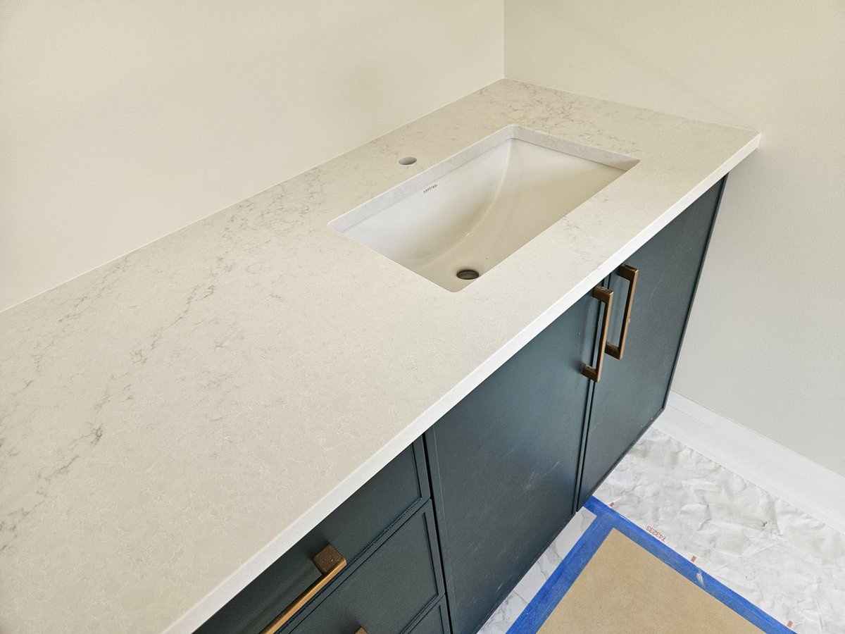 SimcoeStone355's tweet image. This popular HanStone - Montauk quartz works well with a variety of cabinet colors.  Subtle yet, intricate veining👍

#quartzitecountertops #hanstone #hanstonequartz #vanity #ensuite