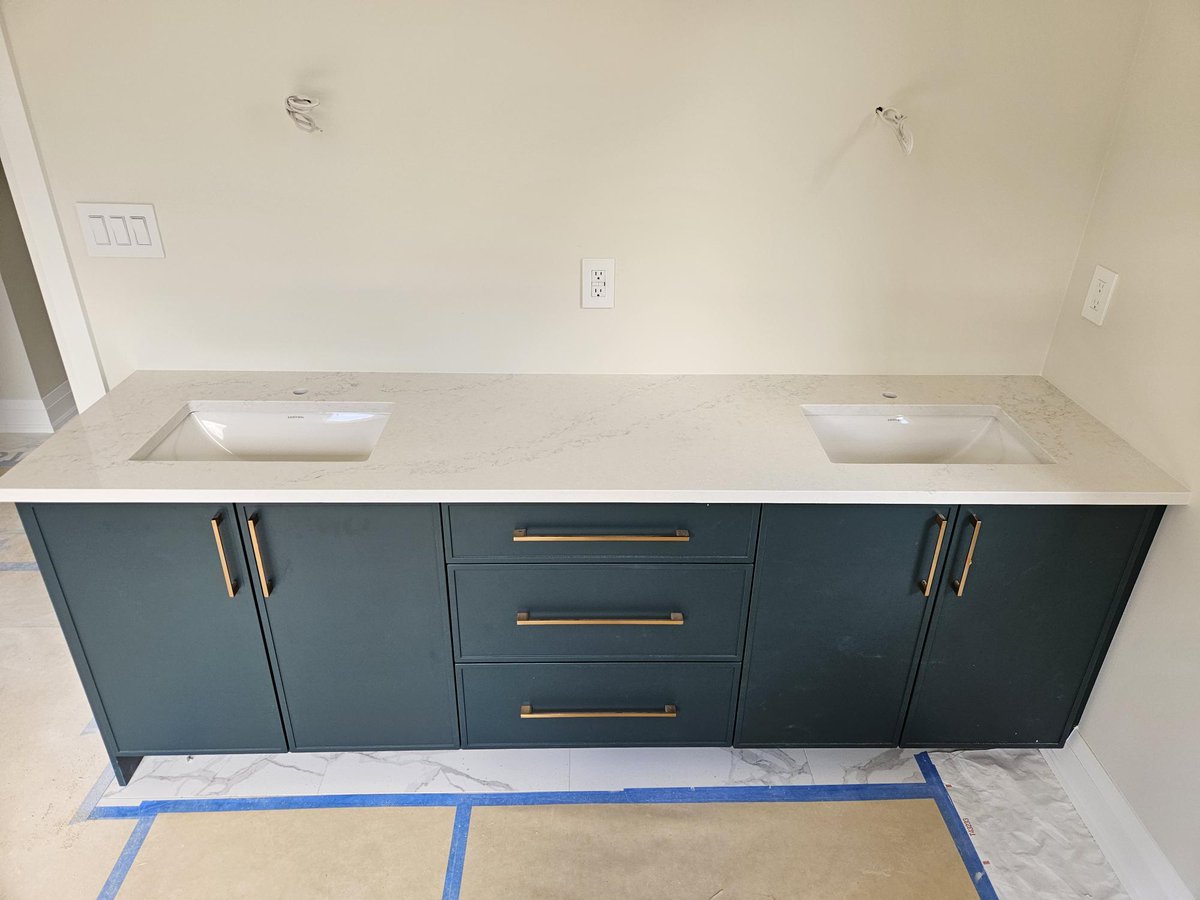 SimcoeStone355's tweet image. This popular HanStone - Montauk quartz works well with a variety of cabinet colors.  Subtle yet, intricate veining👍

#quartzitecountertops #hanstone #hanstonequartz #vanity #ensuite