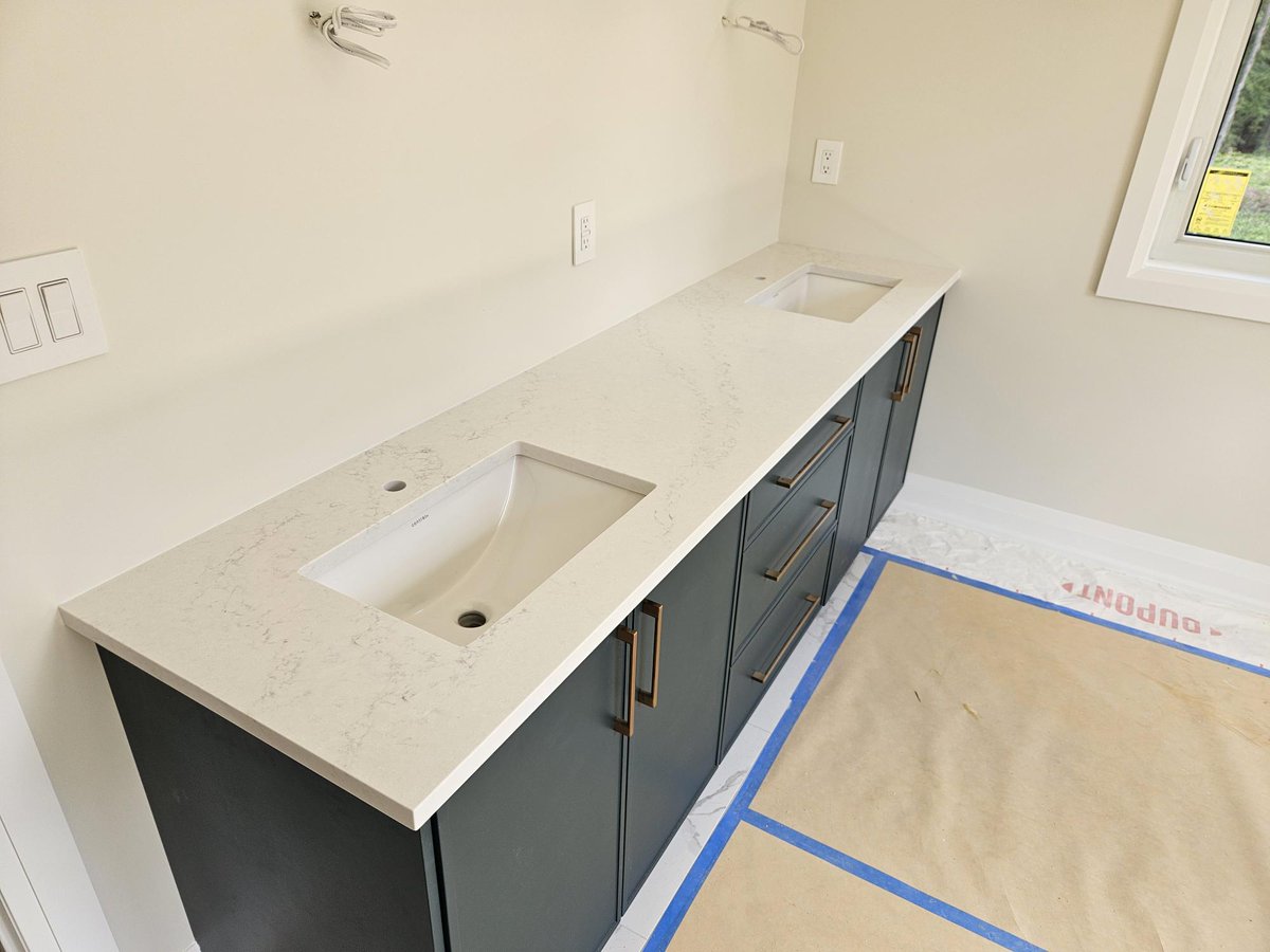 SimcoeStone355's tweet image. This popular HanStone - Montauk quartz works well with a variety of cabinet colors.  Subtle yet, intricate veining👍

#quartzitecountertops #hanstone #hanstonequartz #vanity #ensuite