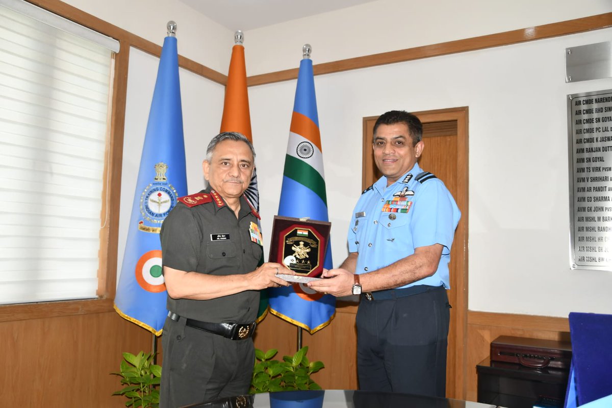 SpokespersonMoD's tweet photo. #CDS Gen Anil Chauhan today visited the Training Command of #IAF in Bengaluru. He was briefed on the Command's role, training optimisation, and efficiency challenges. (1/2) 
#IndianAirForce #TrainingCommand
More: https://t.co/kSxLeQssy8

@rajnathsingh 
@giridhararamane https://t.co/b8BX5AIjmx