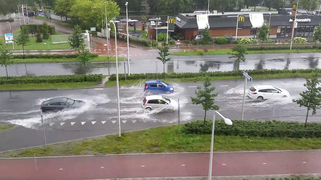 Het KNMI verwacht vanavond pittige (onweers)buien. 🌧️ Heb je wateroverlast? Laat het ons weten en upload je foto’s of filmpjes naar de Nattevoetenkaart.
➡️ obi41.nl/yrpkmzw8. Zo krijgen we de plekken in de stad die gevoelig zijn voor #plensbuien nog beter in beeld.