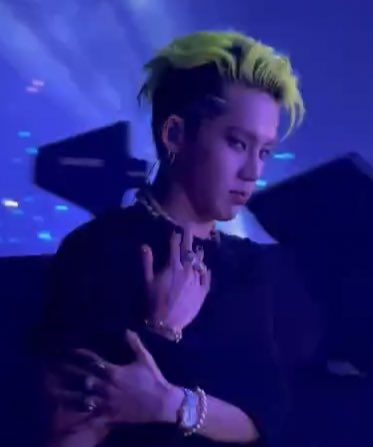 HYUNH4YI's tweet photo. hyunsuk covered himself after taking off his shirt + the smile after his little side eye 😂 vcr. jeedjad15 #최현석 https://t.co/ZztbKlRwgp