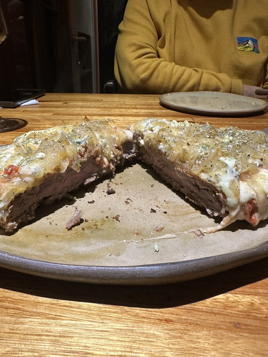 Anoche volví a Hueso. Empezamos con empanadas: de carne a la parrilla y de morcilla con roquefort. Y compartimos la milanesa francesa: ¡es de ojo de bife y a la parrilla! con cebolla caramelizada y queso azul. Vienen con papas y coleslaw. Todo estaba riquísimo.

📍54 5 y 6