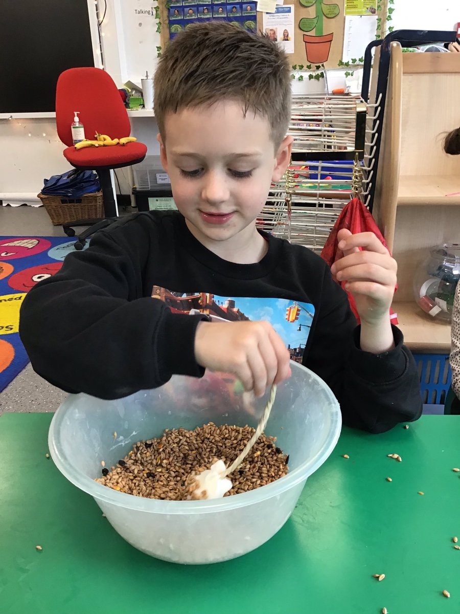 HilderthorpeSch's tweet photo. EYFS have enjoyed using the bird seed kindly gifted from @PetsatHome to create some super bird feeders. We are going to be bird watchers during the half term break @BBCSpringwatch #hildeyfs #hildsci #eyfs 🦜🐦⬛🪺 https://t.co/741HiltZE9
