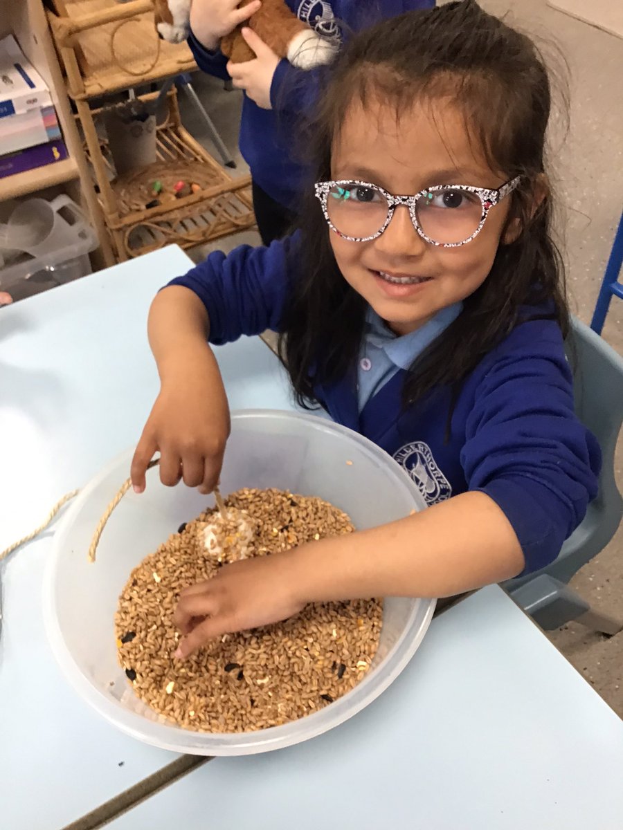 HilderthorpeSch's tweet photo. EYFS have enjoyed using the bird seed kindly gifted from @PetsatHome to create some super bird feeders. We are going to be bird watchers during the half term break @BBCSpringwatch #hildeyfs #hildsci #eyfs 🦜🐦⬛🪺 https://t.co/741HiltZE9