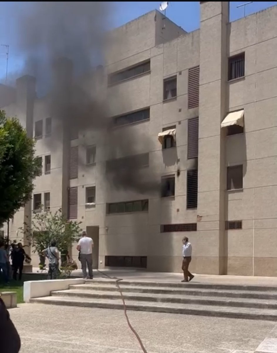 🚨 Incendio en vivienda 🔥 🏠🔥
Avd, Cruz roja 
🚒💨 U-40 🚒💨 R-31🚒💨 P-52 
🚒💨E-19🚗💨M-51