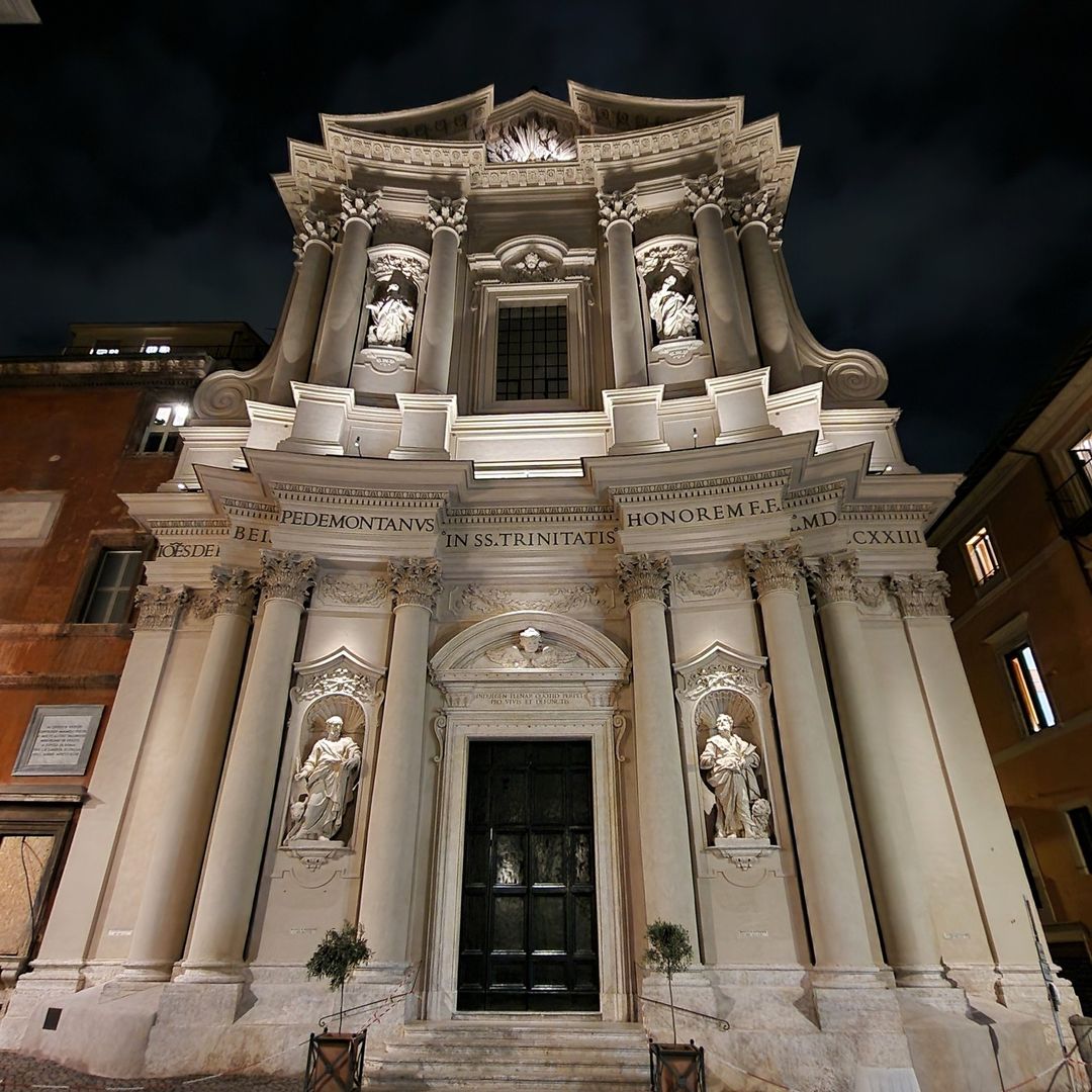 The façade of the church of the Santissima Trinità dei Pellegrini after the restoration by the Soprintendenza Speciale di Roma, with the new night lighting that enhances the architecture of the work. 👉turismoroma.it/en/places/chur… 📸IG soprintendenzaspecialeroma #VisitRome