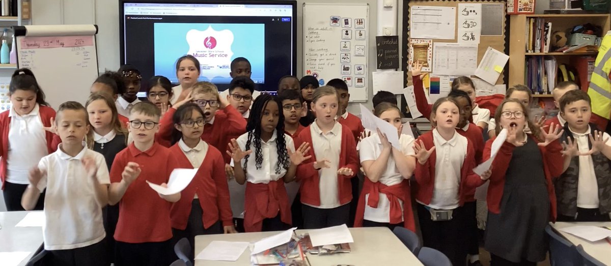 Yesterday, #Hughendenclass performed ‘Packed Lunch Peril’ to #Richmondclass to end their Voice topic. Well done! #confidence #KnMPAMusic #collaboration