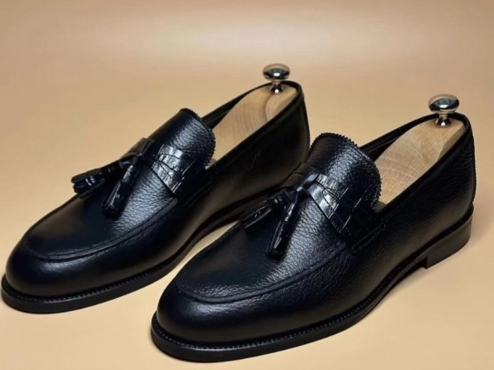 Full grain Tassel Loafers 🔥👌

PRICE: ₦40,000💰

CTA~ ☎️ | 📞+2349016993403 🇳🇬

gbayi_signaturez is the brand 💥

Bespoke, wellcrafted and wellfitted 💯

#arts #sdg9 #sdg8 

PS: Package comes with a pair of branded socks and a wellcrafted strand of belt 👌