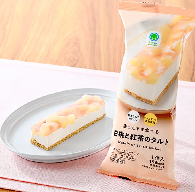 ５月２８日よりファミリーマートから、タルト生地の上にアールグレイ茶葉を使用した紅茶ムースを重ね、その上にシロップ漬けの白桃トッピングした「凍ったまま食べる 白桃と紅茶のタルト」が新発売されます✨