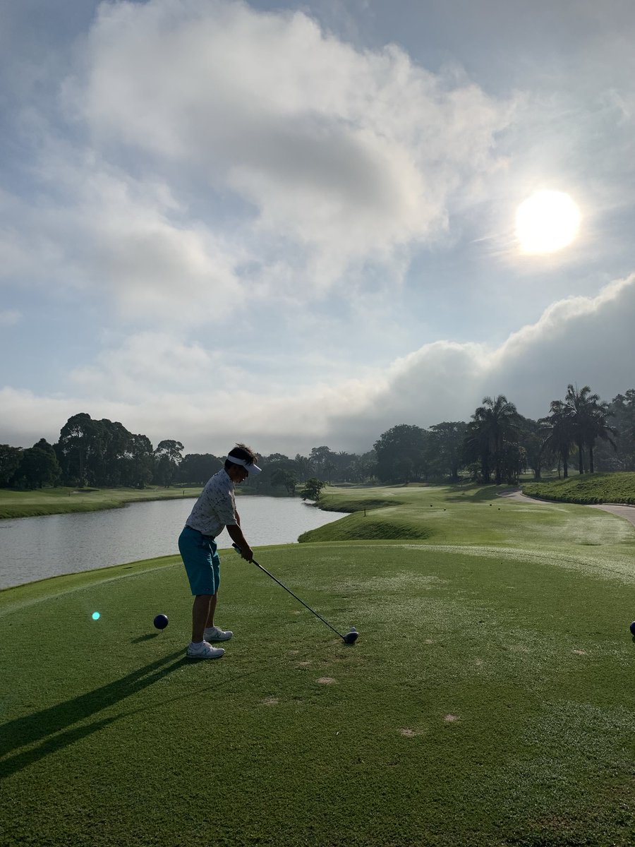 hidegolf_my's tweet photo. 左の障害物に負けるな!
「池に入れてもいいや」くらいの気持ちで〜
#マレーシアゴルフ
#ゴルフ #ゴルフレッスン #マレーシア #マレーシア移住 #テンプラーパーク #ゴルフスイング #golflesson #malaysiagolf #templerpark #malaysia #golf #golfswing https://t.co/AFjndgKjQY
