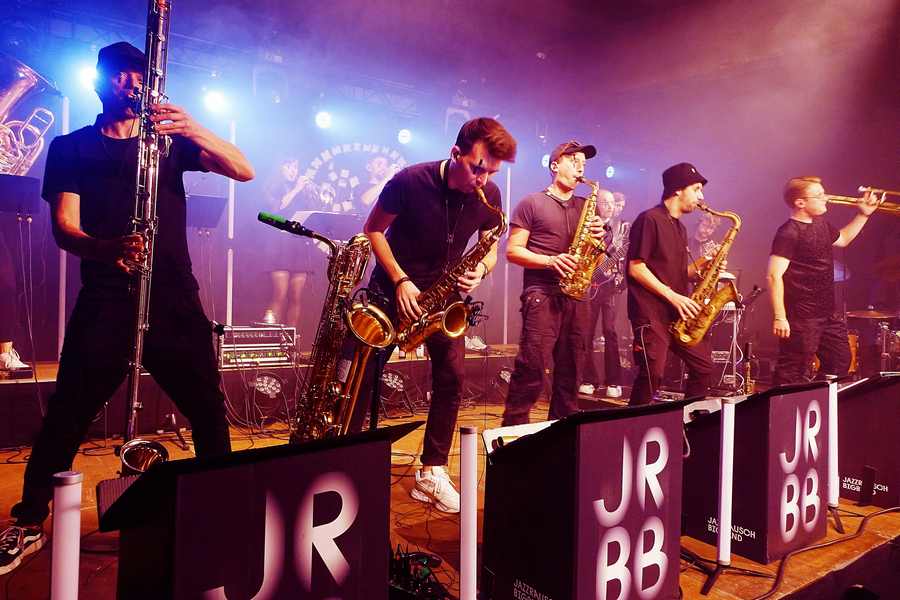 📌Nouvelles ressources sur le programme du bac EDS musique : "la musique électronique" 🎧, avec Jeff Mills et Jazzrausch Bigband : 
- présentation du contexte et des artistes
- des éléments d'analyse des oeuvres 

➡️ musique.ac-creteil.fr/spip.php?artic…

#edmus #Bac2024 #création