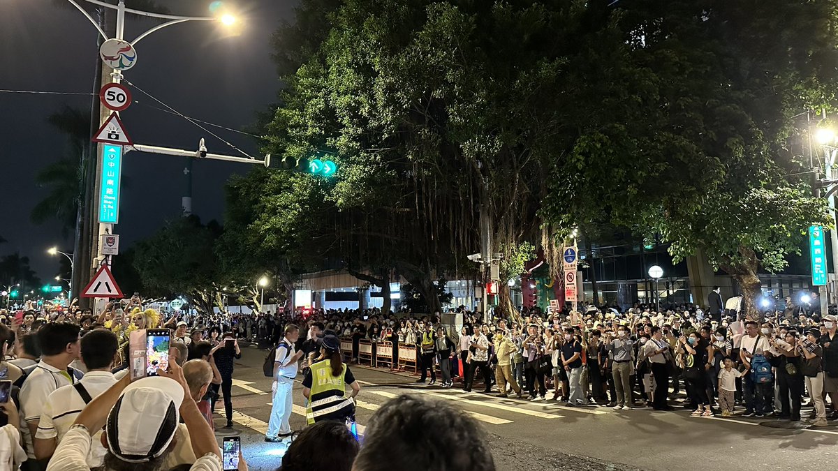 中山南路快車道跟往北的慢車道從忠孝東路也許到景福門（我走不到那麼遠不敢肯定）目前塞滿了。