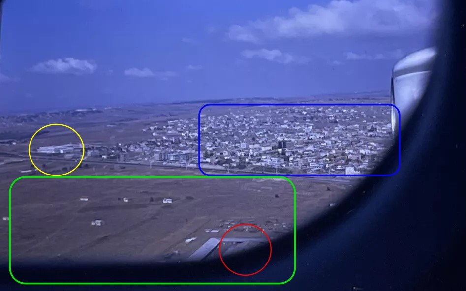 1970'li yılların başlarında Yeşilköy Havalimanı ve havadan İstanbul görüntüleri. İlk kare Florya peki ikinci kare neresi? Kırmızı ile işaretli bina hangisi? Sarı ile işaretli binanın yerinde bugün ne var? Yeşil ve mavi ile işaretlenen yerlerin isimleri nelerdir? #fotoatlas.net
