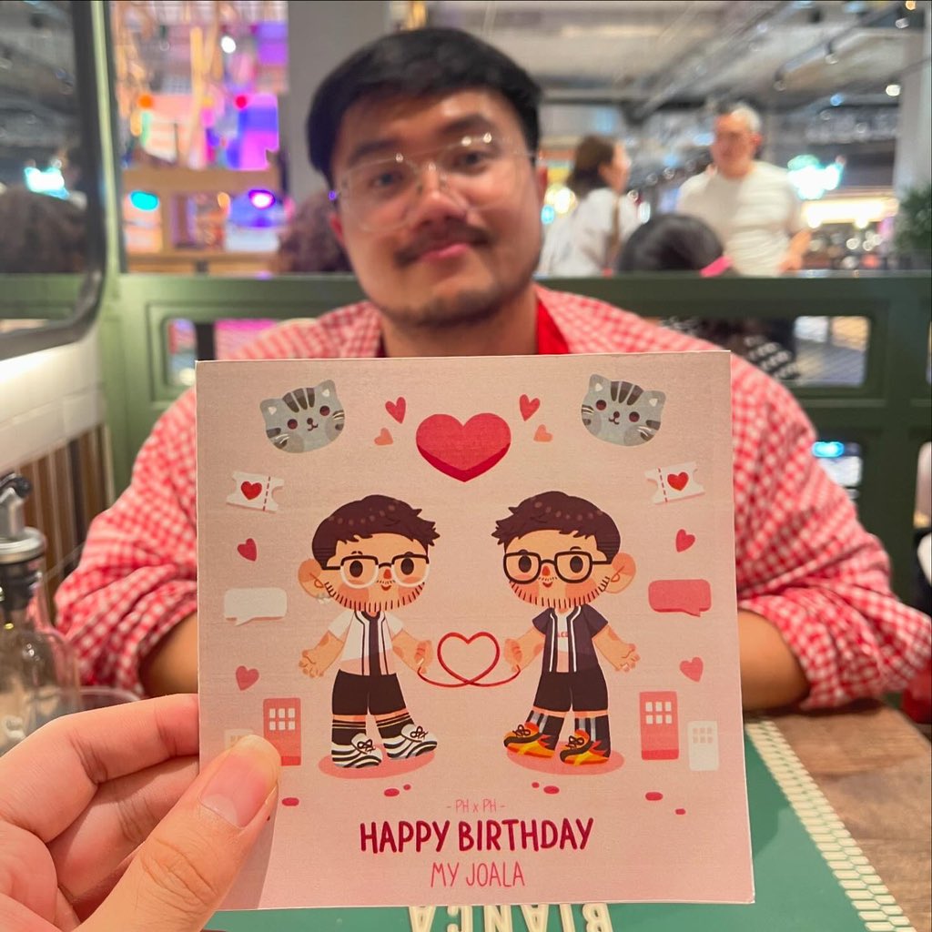 phriezt's tweet photo. Happy Birthday นะครับที่รัก 🐨
@j_phurit
4 ปีแล้วเนอะที่อยู่ด้วยกัน
ไม่รู้จะให้ของขวัญอะไร
เธอน่าจะมีสิ่งที่ต้องการแล้ว
แต่งเพลงให้ละกัน น่าจะยูนีคสุด 555
I wrote this song for Our Red Thread
Hope you remember how we met 🐨🧶
#PHxPH https://t.co/vx4k9ZZgAy