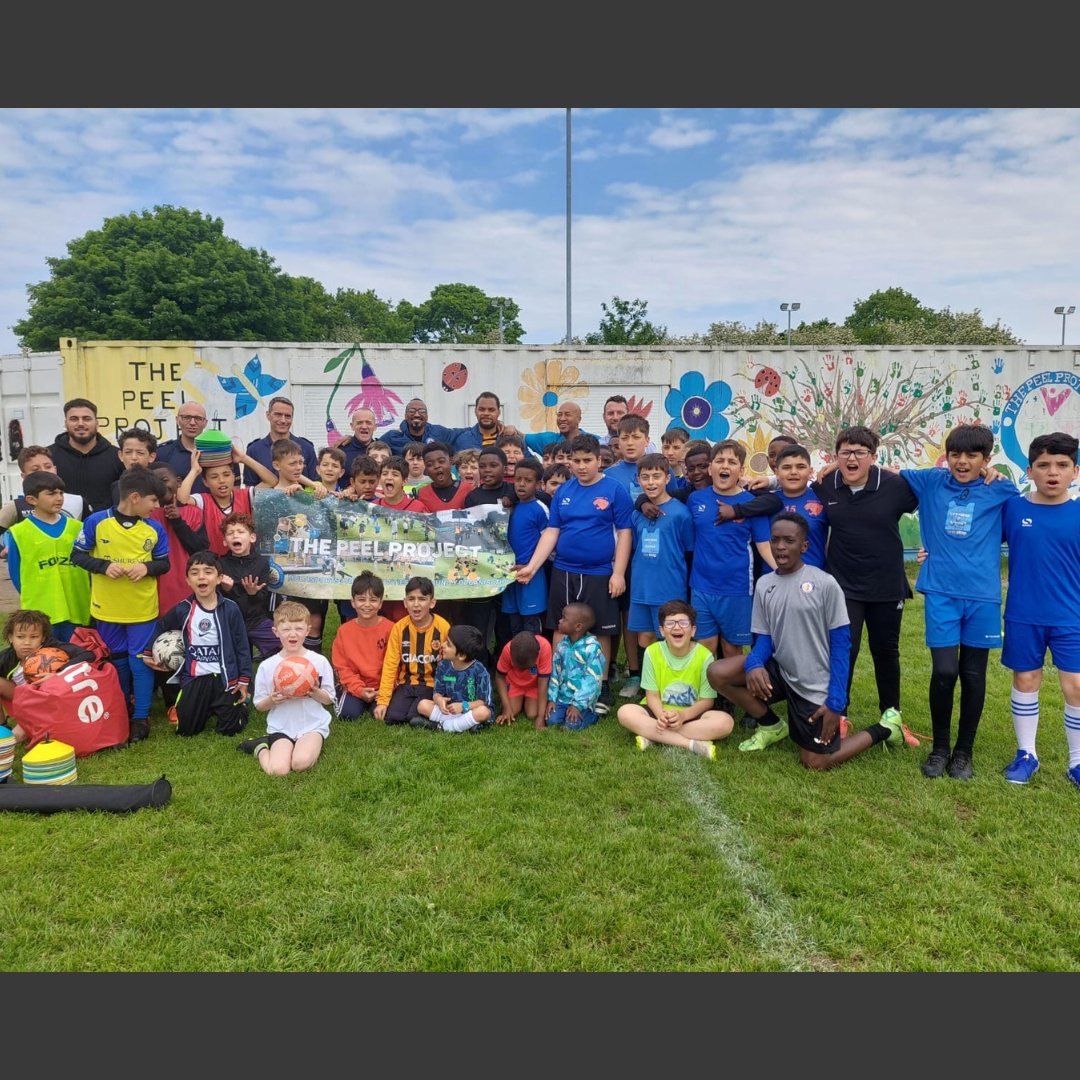 A late call up for the Euros?🤔

Last week Hull Central Blue Watch visited the Peal Street Project to donate sports equipment to be used in football sessions, and to run a session themselves⚽️🚒

#FireFamily