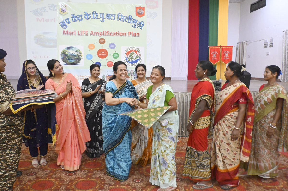 ग्रुप केंद्र , सिलीगुड़ी द्वारा 'सामाजिक उत्थान कार्यक्रम' का आयोजन किया गया ।जिसमें समाज के लगभग 50 जरूरतमंद परिवार के सदस्यों को आमंत्रित करते हुए उनके बीच दैनिक जीवन के प्रयोग में आने वाले आवश्यक वस्तुओं का वितरण  श्रीमती राधा के द्वारा अत्यंत ही विनीत भाव के साथ किया गया।