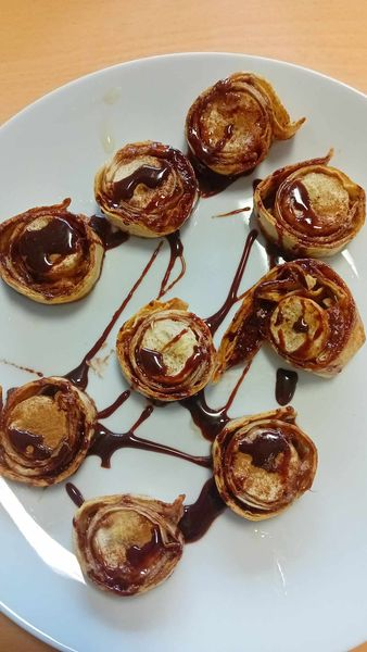 ally_foyle's tweet photo. Decided to test a new recipe today that I'll deliver to older people's groups (sweet treat). Airfryer chocolate banana wraps & cinnamon dip - they were delicious, the plates were empty! #Cookery #olderpeople #allyfoyle #keepconnected #cookerysessions https://t.co/f0gqmmeZw7