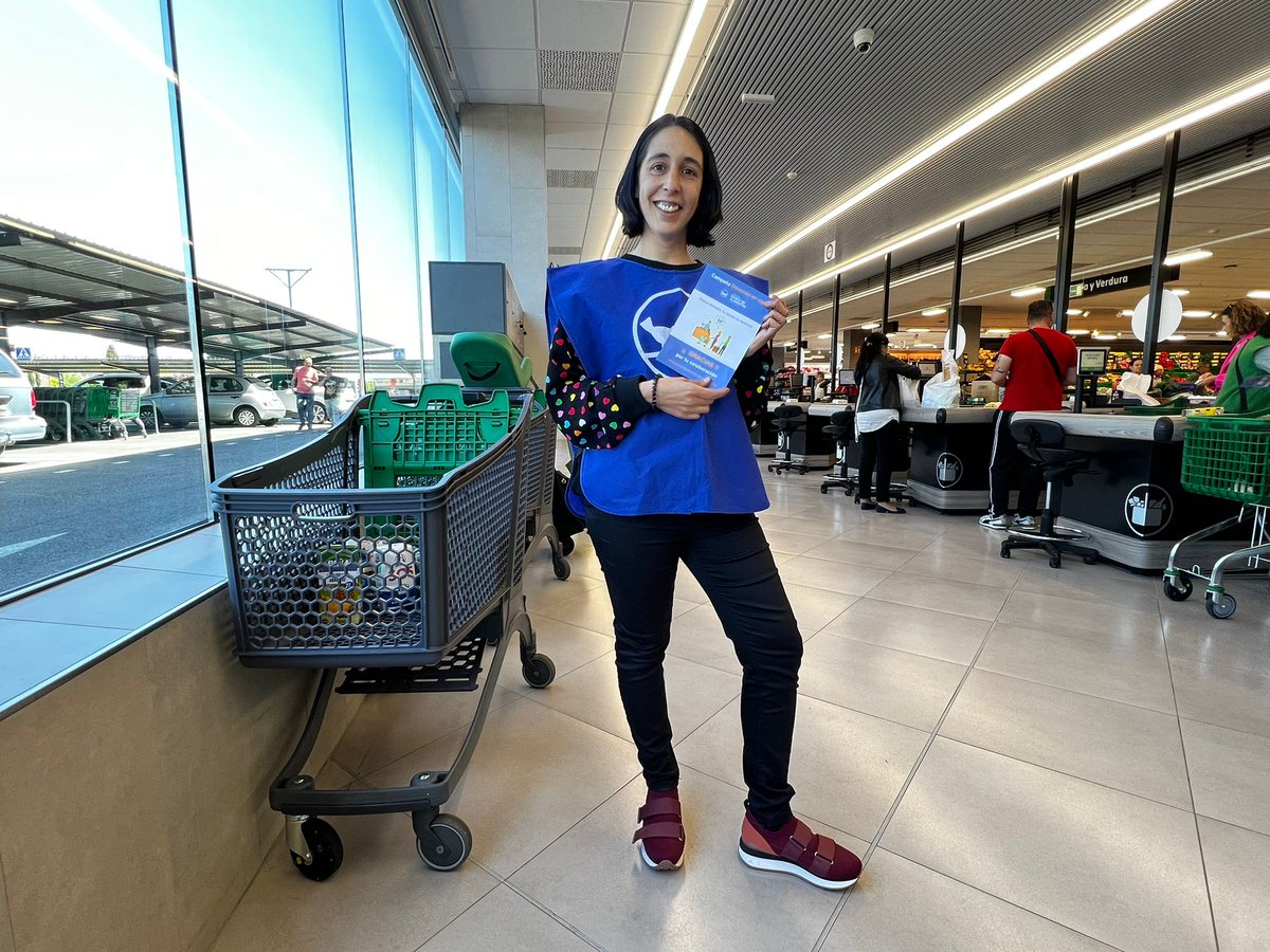 Veolia_Castilla's tweet photo. Nos hemos sumado hoy a la #RecogidaPrimavera de los #BancosdeAlimentos  🙌

De nuevo, encantados de aportar nuestro granito de arena para hacer frente a la #pobrezaalimentaria

Aún estás a tiempo de colaborar 💙

#CastillayLeón #CLM https://t.co/c2OgScaNqy