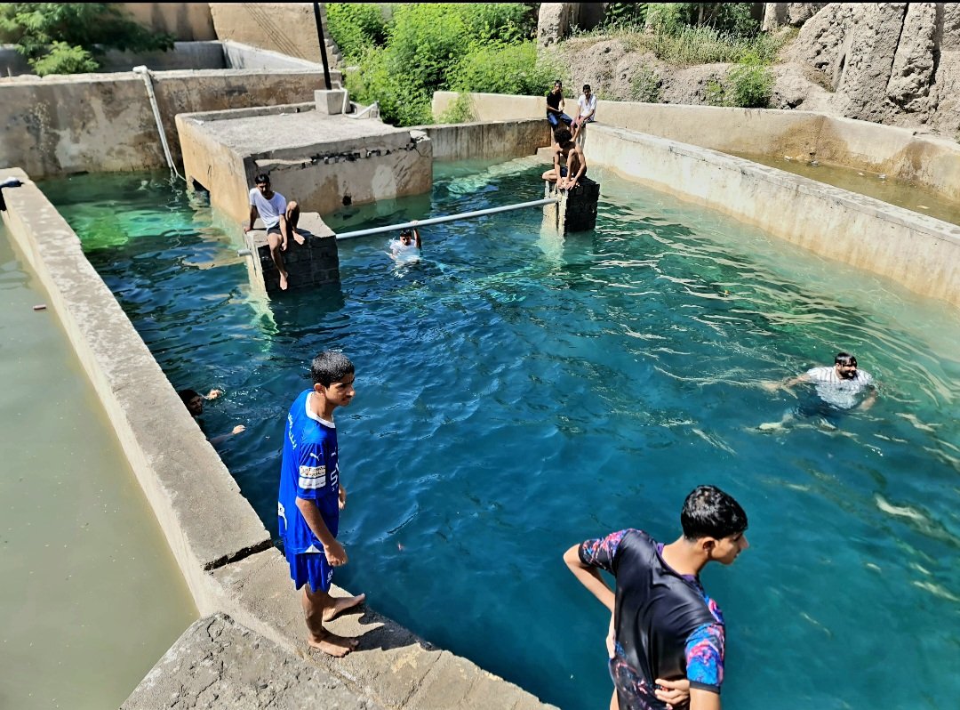 #ام_فلج_المغبة بازكي وهو فلج ينبع من منطقة الاحتياج #لفلج_الملكي لذا هو نظام تصريف هام لمياه فلج الملكي.

في زيارتنا الاخيرة هذا الشهر للفلج لاحظت ارتفاع منسوب الماء بشكل غير عادي بسبب انهيار #سل (قناة) الفلج التي تنقل الماء من المصدر (ام الفلج) الى الحقول.

ادعو الجهات ذات