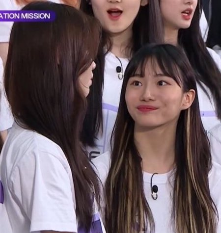 youngeun always looks at the members like they’re the most precious thing in the world