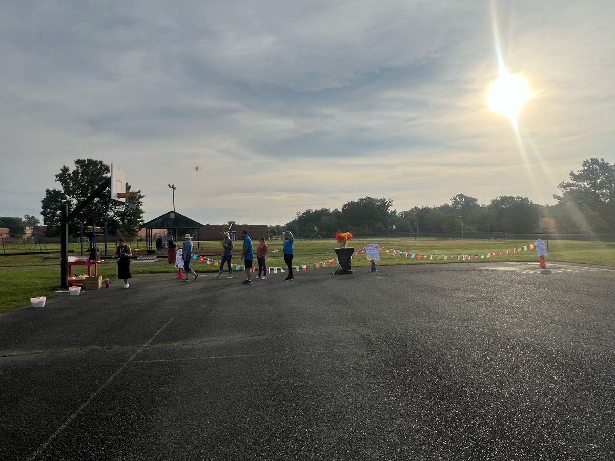 We are gearing up for our EOG Olympic Closing Ceremony @ShilohValleyES! Students have worked hard to prepare for their EOGs! Thank you to the athletes @SunValleyHSNC @SVHS_Athletics1 for coming out to cheer them on!! @AGHoulihan @Renee_McKinnon1 @UCPSNC