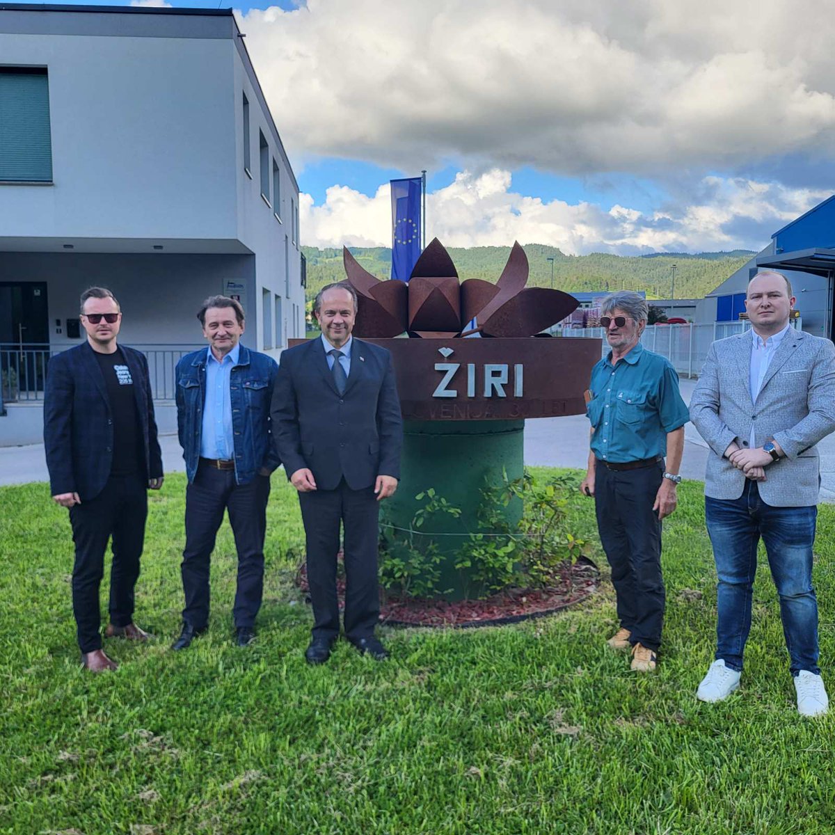 Obisk v Žireh doma pri starosti alpinizma  Stanetu Mlakarju, ki nam je najprej tudi razkazal svoj kip Žiri; ter pri svetnici Občine Žiri Niki Padovac. Za 🇸🇮