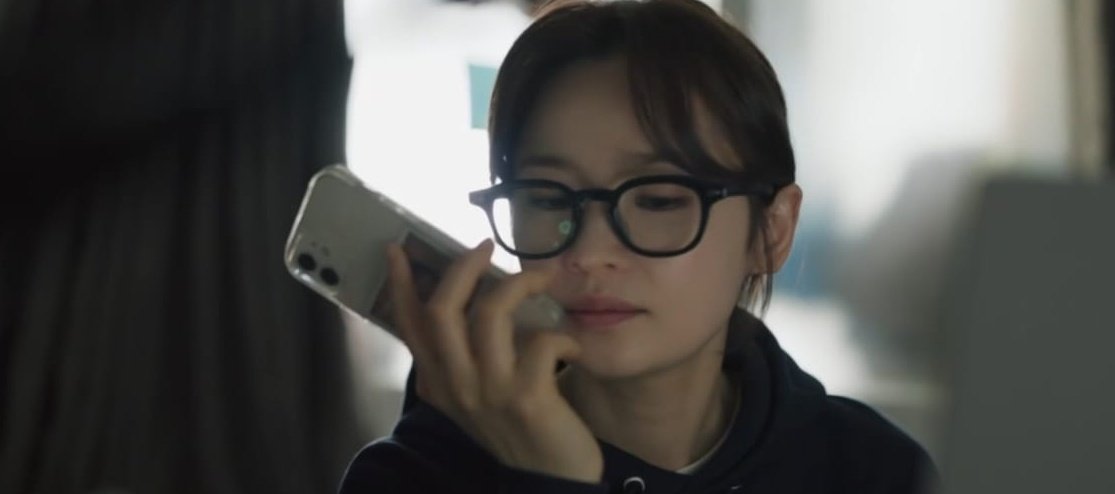 midobirb's tweet photo. DAMN OH YUNJIN IN SPECS 🤩🤩🤩

#ConnectionEp1
#Connection
#커넥션 https://t.co/0JjcCumCIc