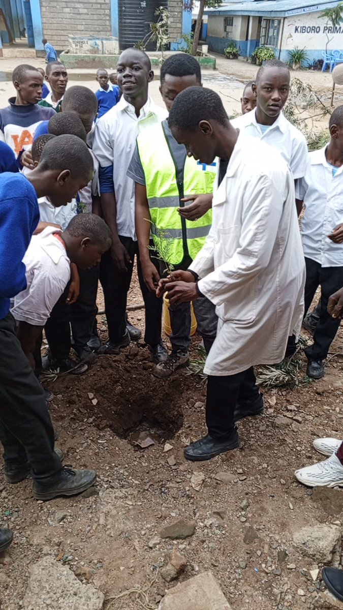 We were honoured to be part of the @Nairobicounty greening project in Mathare today.  As <a href="/254Leaders/">Future Leaders 254</a> we donated 100 tree seedlings that were planted in two schools and other locations.
#Tufanyehiikitu