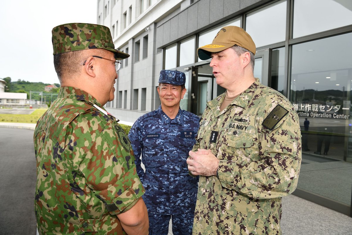 5月23日、吉田統合幕僚長は、海上自衛隊船越地区において齋藤自衛