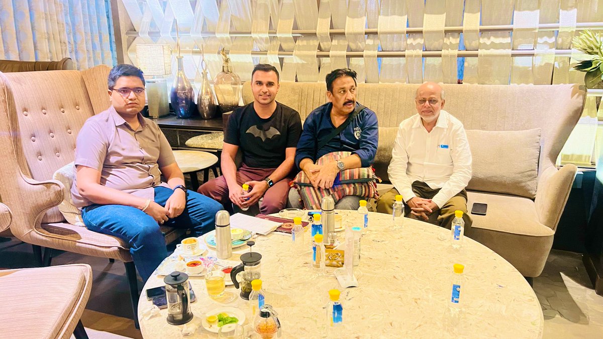 hashimalikhan96's tweet photo. An afternoon well spent with tea, biscuits &amp; amazing conversations at Emari. https://t.co/6aDR0YcJAn