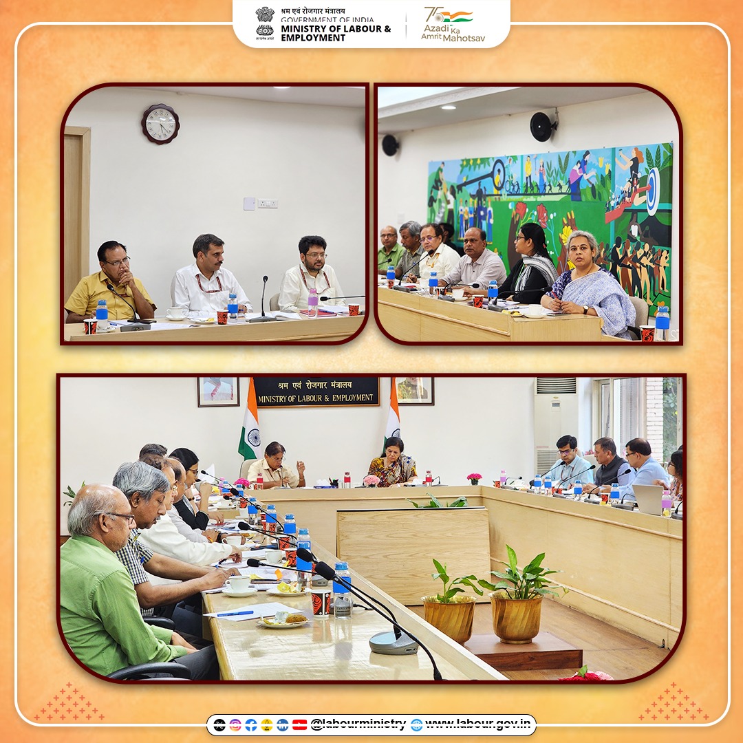 Meeting to discuss #FemaleLabourForceParticipation was held today at Shram Shakti Bhawan co-chaired by Secretary, M/o Labour & Employment, GoI @SumitaDawra & Secretary, M/o WCD Sh Anil Malik. Senior officers from both the Ministries attended the meeting.