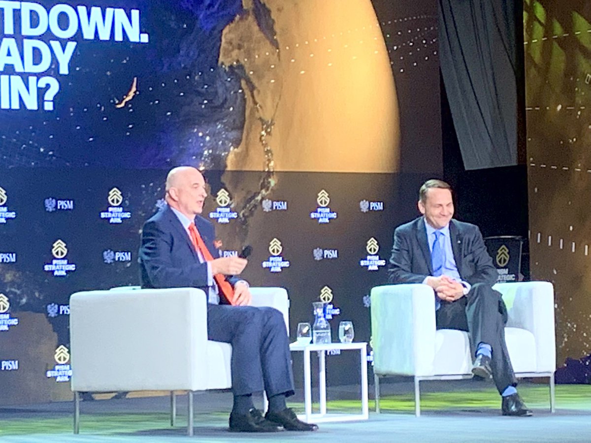 BeataGWinter's tweet image. Ostatni panel na #Strategic_Ark z ministrem @sikorskiradek. Naturalnie dyskutujemy o tym, jak wygrać tę wojnę.