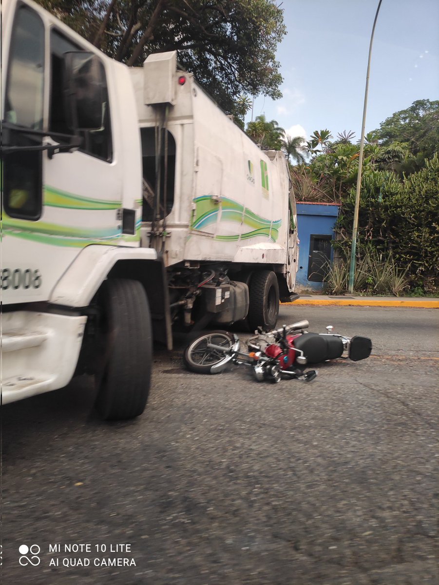 Accidente con motorizado, Av Luis Roche de Altamira. 9:45 am. <a href="/FMCENTER/">Traffic Center</a>