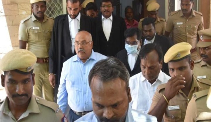 #BREAKING | முன்னாள் டிஜிபி ராஜேஸ் தாஸ் கைது

பண்ணை வீட்டில் காவலாளியை தாக்கிவிட்டு அத்துமீறி நுழைய முயன்றதாக ஐஏஎஸ் அதிகாரி பீலா வெங்கடேசன் அளித்த புகாரில் முன்னாள் டிஜிபி ராஜேஸ் தாஸ் கைது செய்து கேளம்பாக்கம் போலீசார் விசாரணை

#RajeshDas #TNPolice