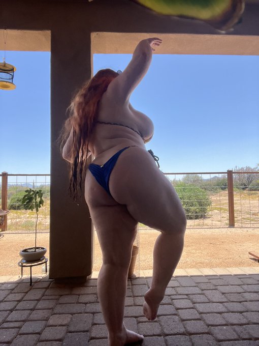 She is beauty she is grace!  She is clearly falling over in the second panel. 😅🖤 https://t.co/9ERp14