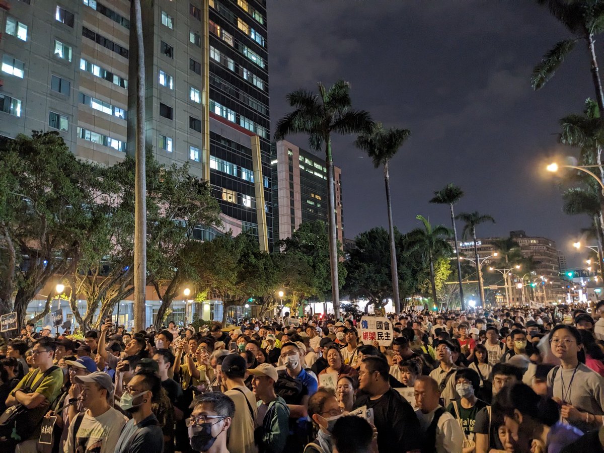 aurorachaang's tweet photo. we've reached over 100,000 people here on the streets outside of the legislative yuan!

立法院外超過十萬人了！ https://t.co/RGTGtEGihi