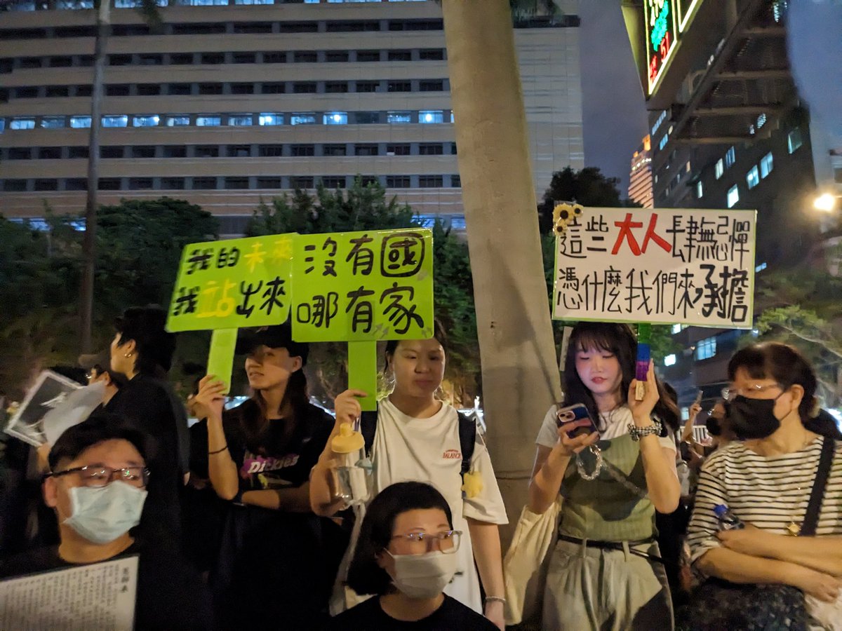 aurorachaang's tweet photo. we've reached over 100,000 people here on the streets outside of the legislative yuan!

立法院外超過十萬人了！ https://t.co/RGTGtEGihi