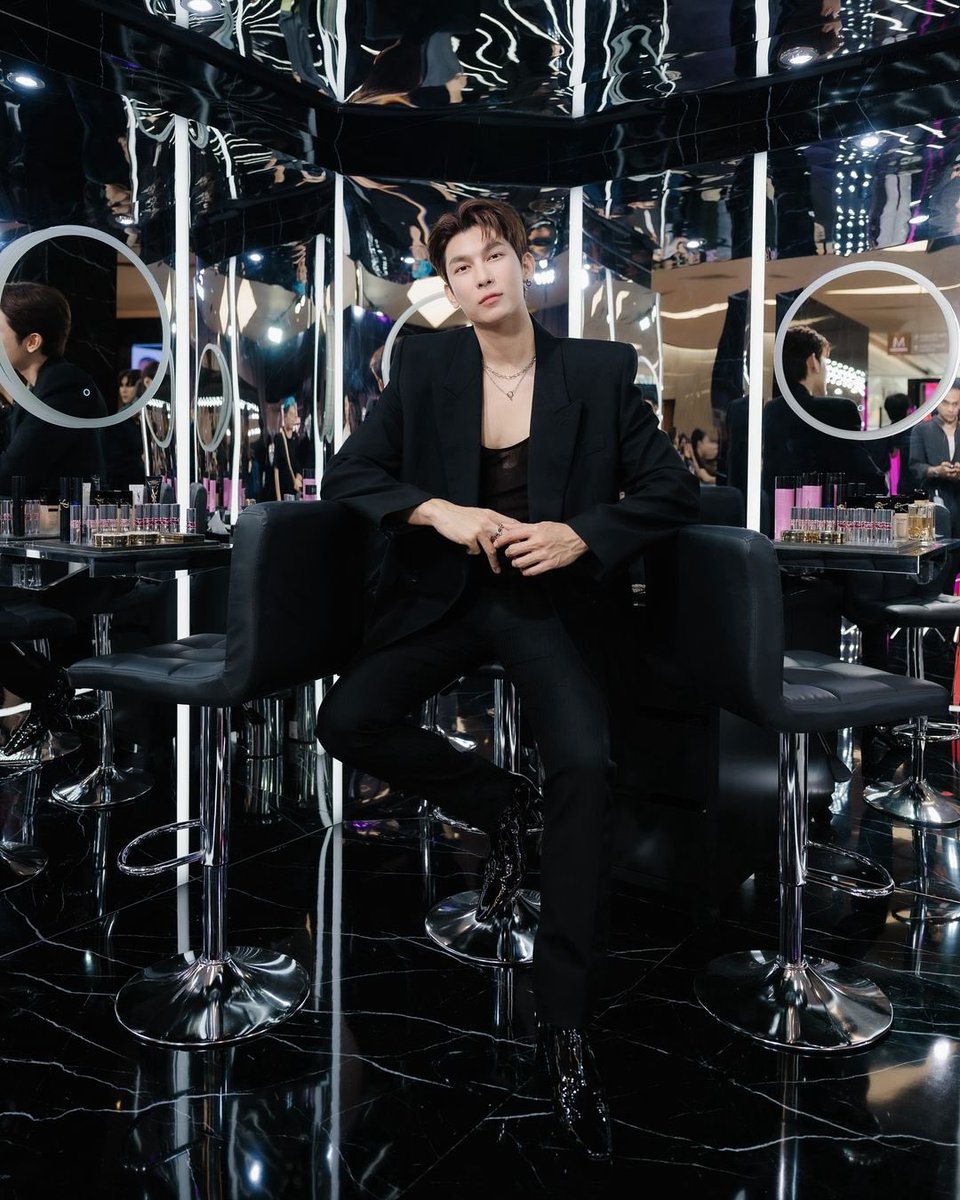 MewsuppasitTH's tweet photo. 📸 IG : MewSuppasit Update

Dive into the world of YSL Beauty with a playful twist at the Beauty Light Club event — Hall of Fame, M Floor, Siam Paragon today - May 28 🖤 
#BeautyLightClubTH #YSLBeautyTH

YSL BEAUTY X MEW

@MSuppasit 
#MewSuppasit
#MEWxYSLBeautyClub https://t.co/LDR4iK2l1J