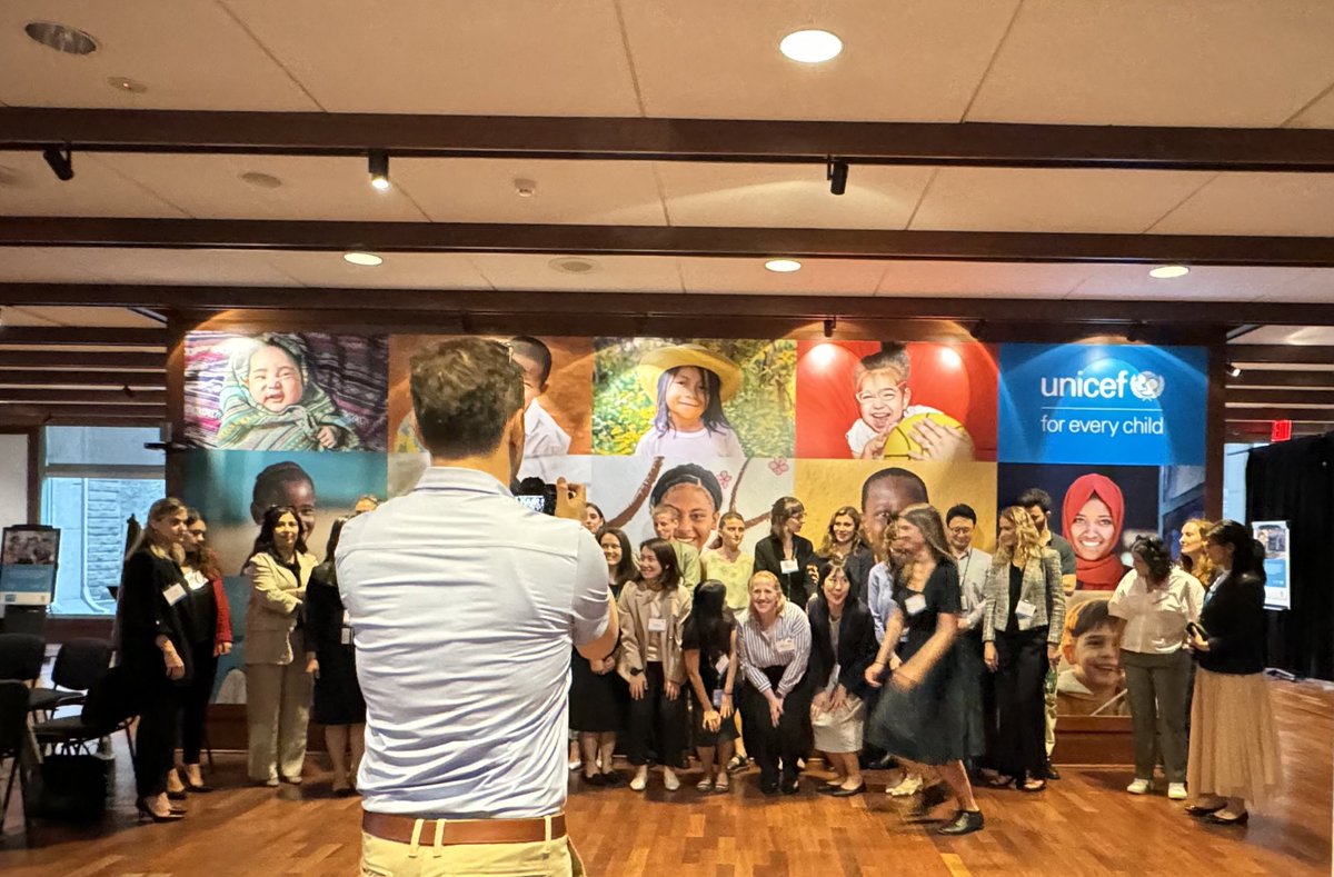 semeloglouINT's tweet photo. An evening connecting with our government partners (and I got to pose too!)

Thanks to generous funding of the #JPO programme, young professionals are assigned every year in different offices in the world, contributing to #UNICEF’s mission to protect #children’s rights. https://t.co/BxtFyCjNnj