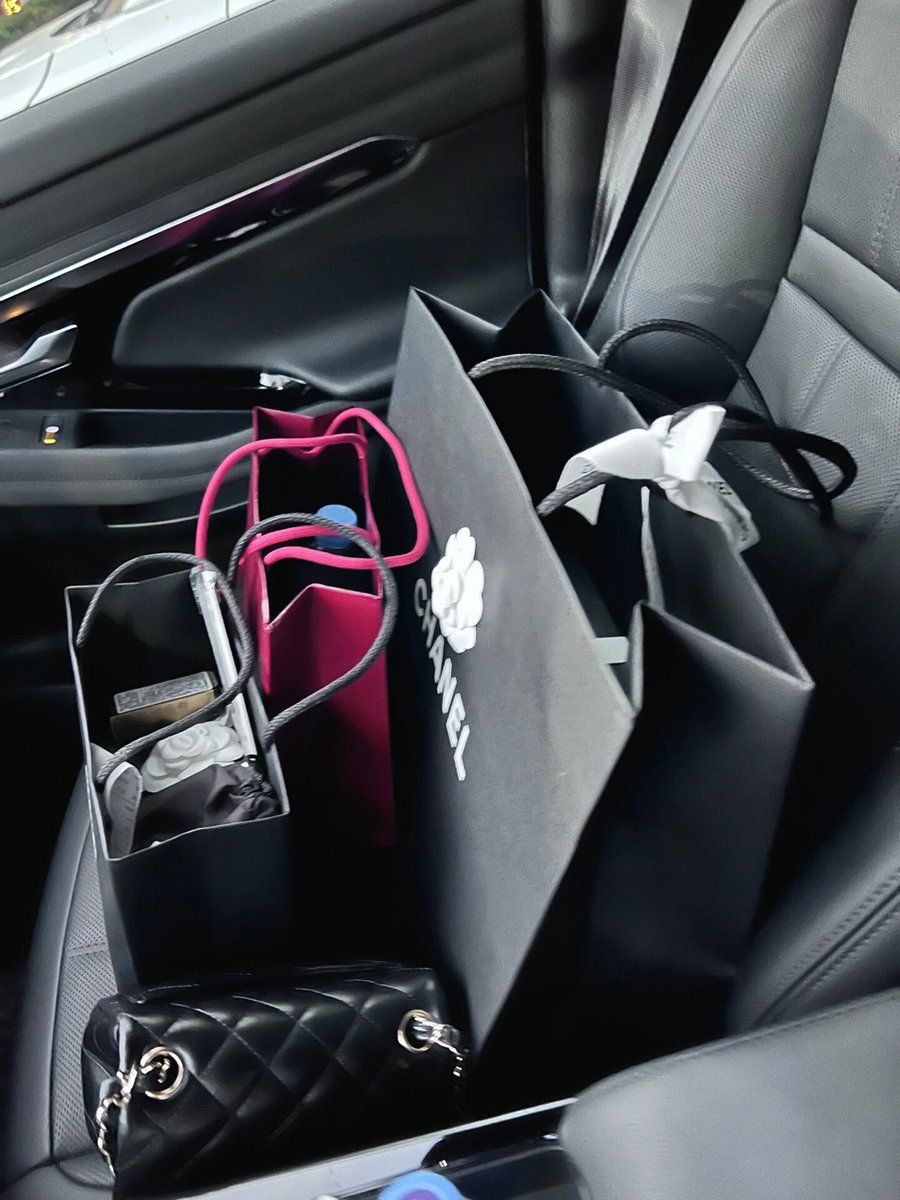 luaar22's tweet image. "The mall is my escape, my playground, and my fashion haven.