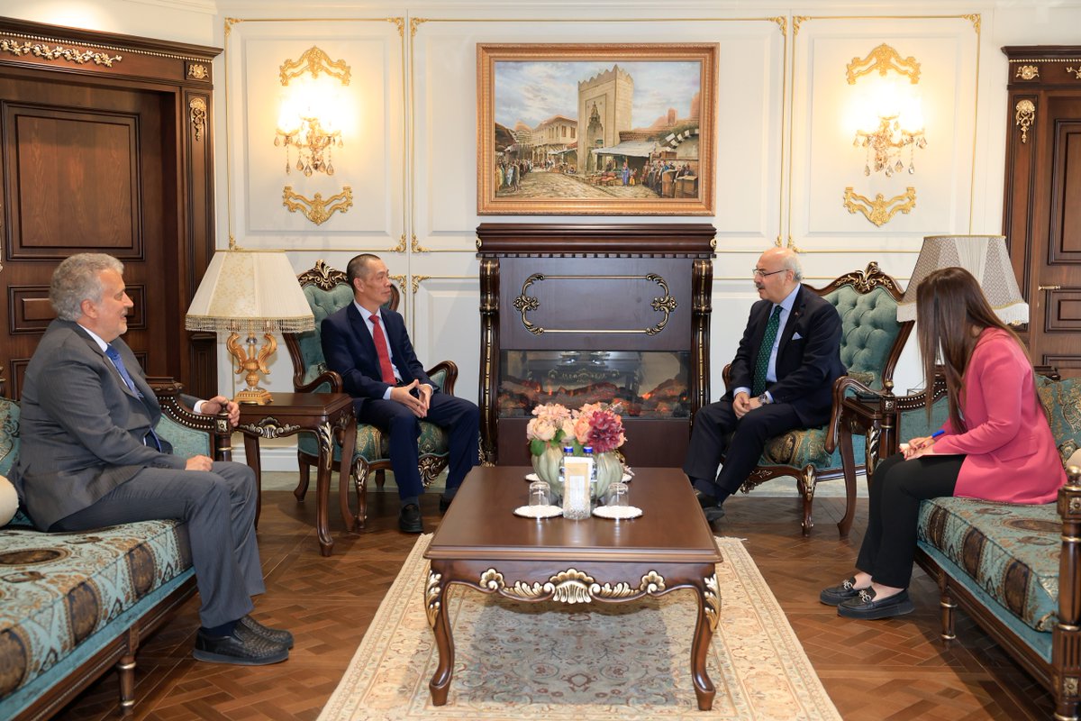On April 16, Ambassador Do Son Hai and Honorary Counselor Mr. Ali Tezolmez had a meeting with the Governor of Adana, Mr. Yavuz Selim Köşger. The meeting was discussing the possibility of cooperation between Adana and Vietnamese provinces.