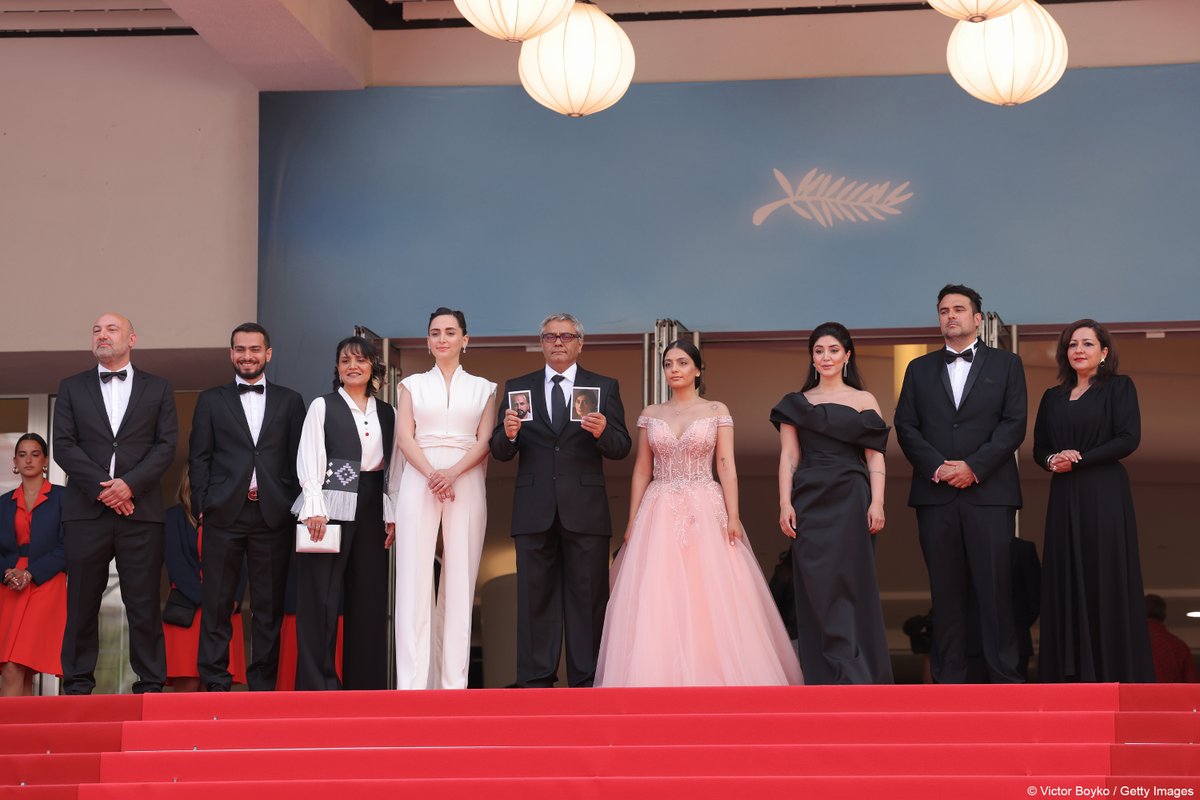 All the way to the top of the Steps ✨ Jusqu’en haut des Marches ! THE SEED OF THE SACRED FIG – MOHAMMAD RASOULOF Avec l’équipe du film / With the film crew 🔎 Mohammad Rasoulof, Mahsa Rostami, Soheila Golestani, Baran Rasoulof, portraits of Soheila Golestan & Missagh Zareh