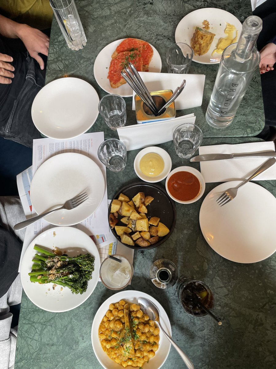 missmunozv's tweet photo. Our year 13 had a splendid cultural encounter with the Spanish cuisine they studied in La Identidad Regional topic. Ahora toca la sobremesa! 🥘💃🏼🇪🇸 https://t.co/OxvDbjdPrp