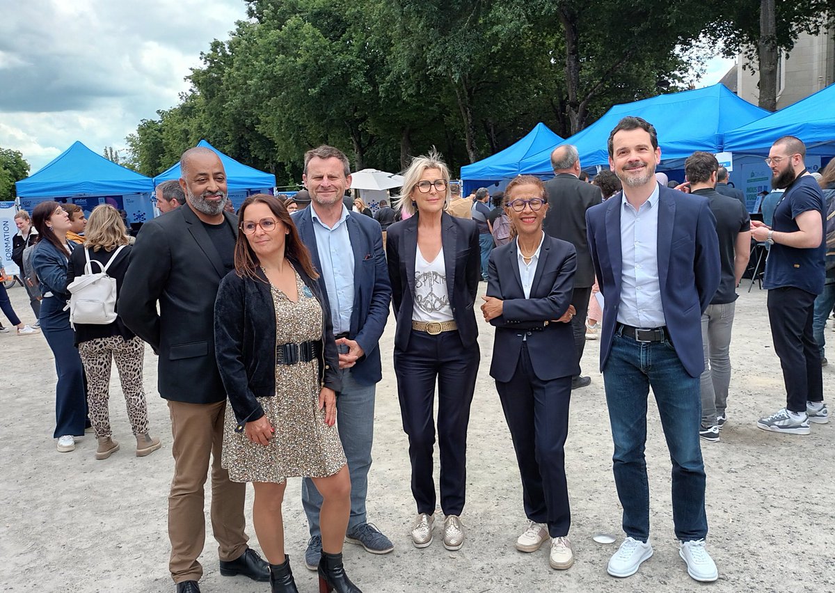 #PlaceDelEmploi aujourd'hui à Nantes, à l'initiative <a href="/FTravail_PDL/">France Travail Pays de la Loire</a>. Des centaines de ddeurs d'emploi, de stages ou formations reçus. Les unités emploi et la PMI du Département <a href="/loireatlantique/">Loire-Atlantique</a> mobilisées pr accompagner ou recruter les personnes intéresséses.
<a href="/ATDEC/">Andrew De Cinque</a> <a href="/nantesfr/">Ville de Nantes</a>