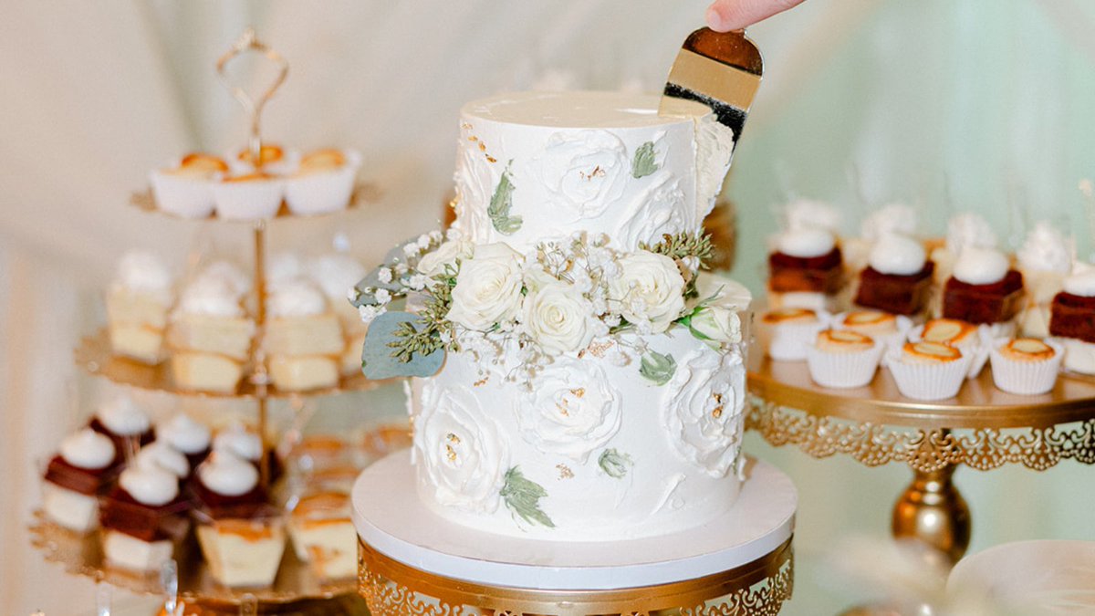How sweet it is to be loved by you! ✨ 🎶 🍰
•
•
@BakersRanch
Schedule your tour today! - bit.ly/3rjOoZI | 941-776-1460
•
•
#bakersranchwedding #allinclusivevenue #allinclusivewedding #floridaweddingvenue  #bestweddingvenue