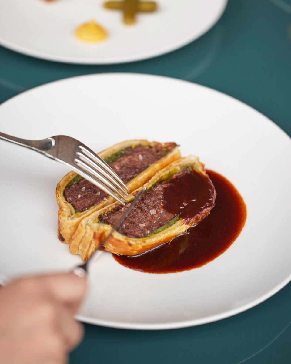 FSTokyo's tweet image. この夏、スイートでのご滞在、ミシュラン2つ星フレンチレストランSÉZANNEの総料理長ダニエル・カルバートが監修するレストランでのお食事など、贅沢なひとときをお愉しみいただくのに最適なプランをご用意✨ 

詳しくはこちら: bit.ly/4bnazpo

#フォーシーズンズホテル丸の内