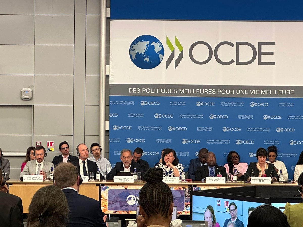 MisionColOCDE's tweet photo. El Viceministro @MCabreraLeal participó en el Foro de Cadenas Responsable de Suministro de Minerales #OCDE. Expuso la importancia de avanzar en un acuerdo internacional sobre comercio de minerales para mitigar los impactos de la minería ilegal en la biodiversidad. 🌱🌿 #COP16 https://t.co/XwT4Eww4j2