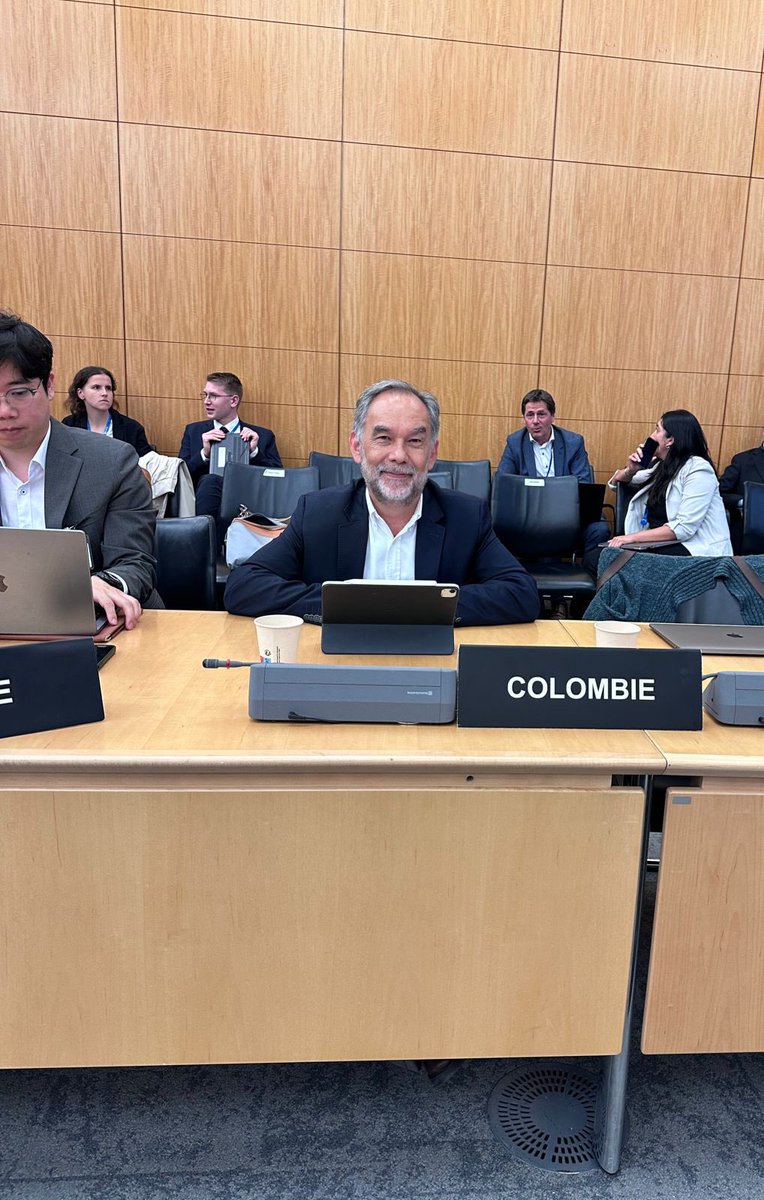 MisionColOCDE's tweet photo. El Viceministro @MCabreraLeal participó en el Foro de Cadenas Responsable de Suministro de Minerales #OCDE. Expuso la importancia de avanzar en un acuerdo internacional sobre comercio de minerales para mitigar los impactos de la minería ilegal en la biodiversidad. 🌱🌿 #COP16 https://t.co/XwT4Eww4j2