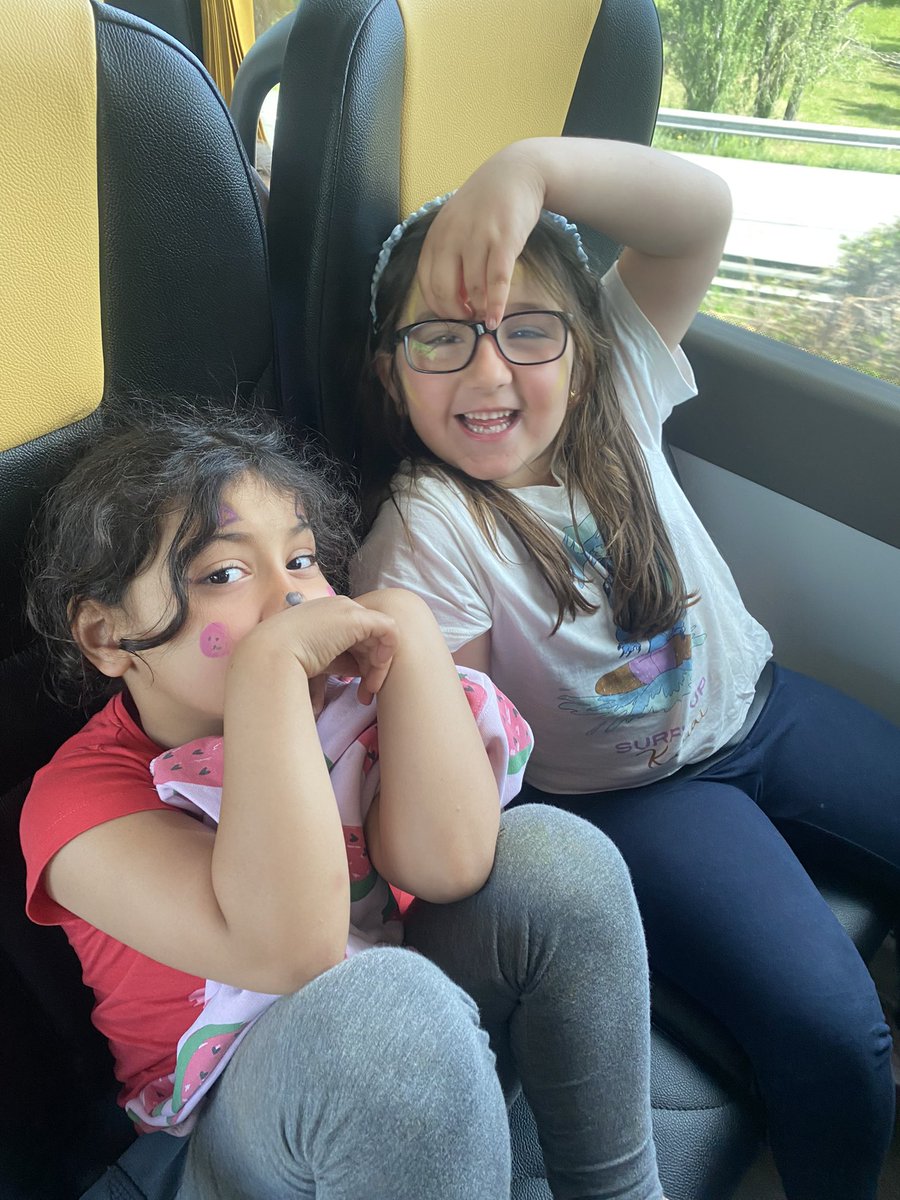 MariaMoreMDC4's tweet photo. Falta pooooc per arribar!!! Mireu que cansats estem!!! 😅🥰🤭🤭 @escolamdcprat https://t.co/DcmKgyxDSX